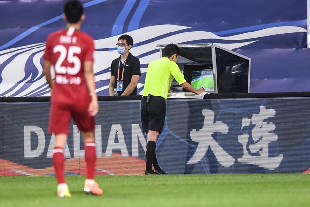 吹杨缺阵老鹰险胜绿军 斯波大失误热火负活塞